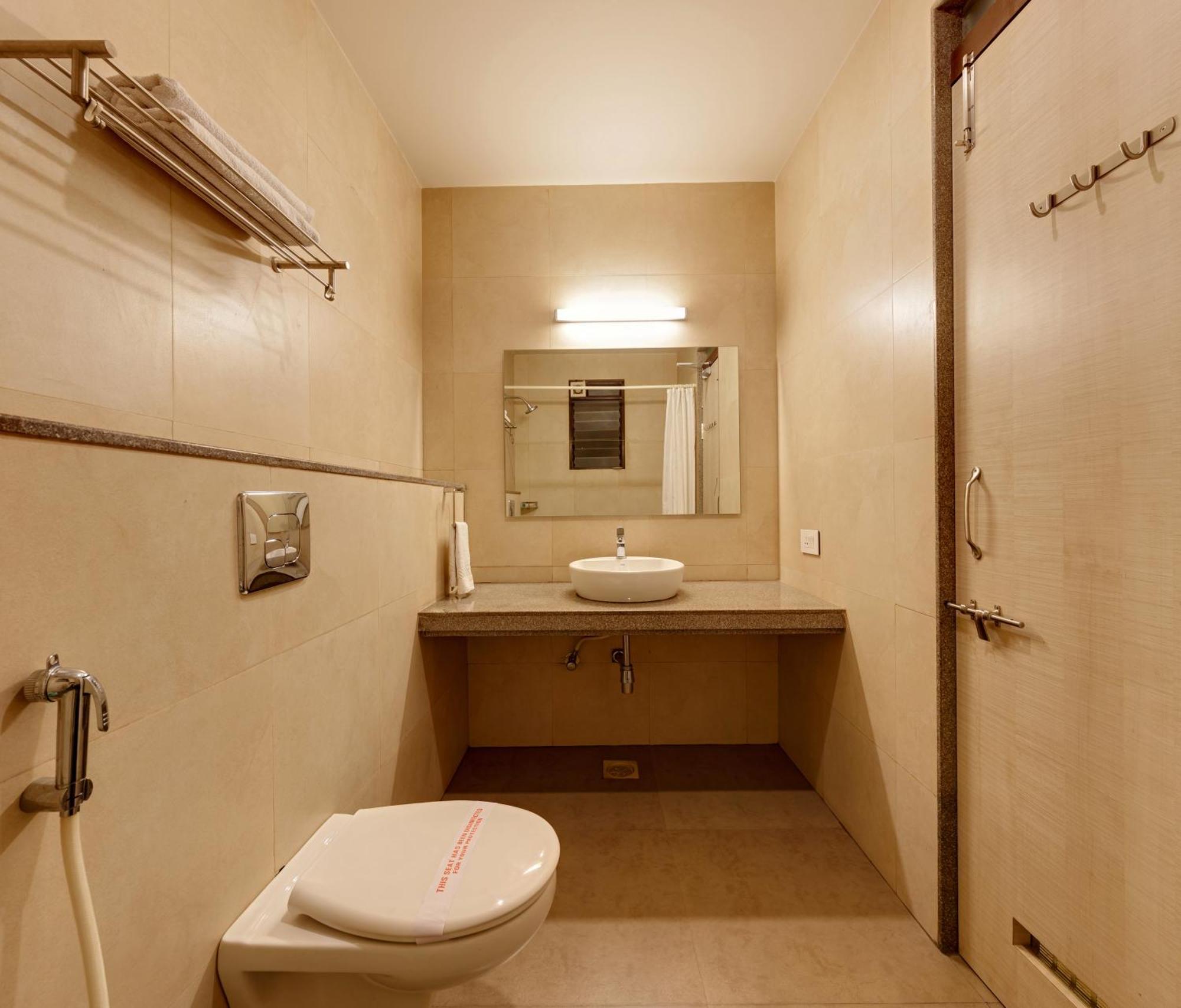 Hotel Classic Mid Town, コールハープル エクステリア 写真
