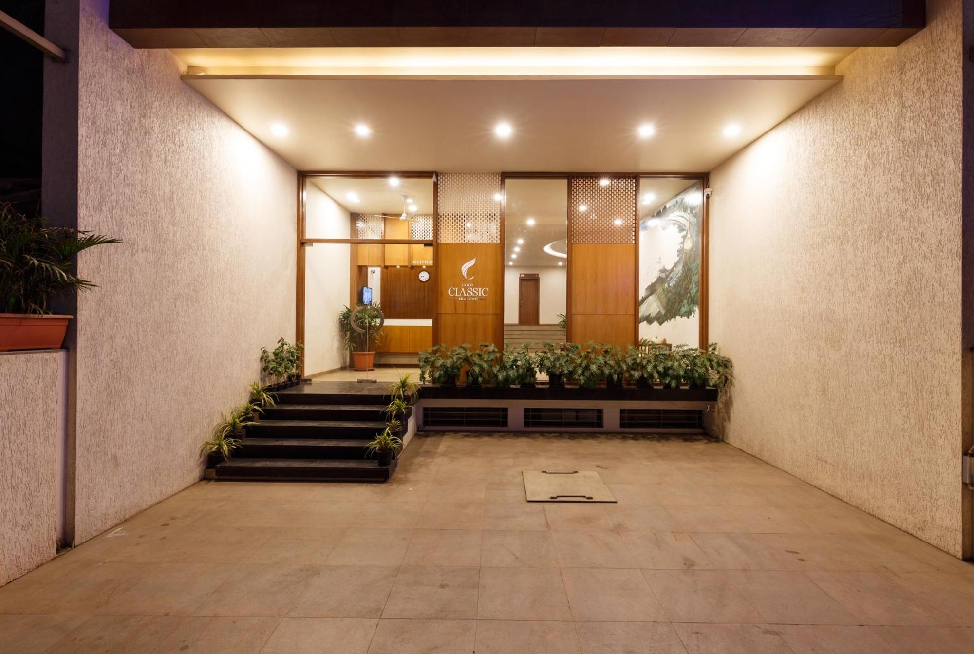 Hotel Classic Mid Town, コールハープル エクステリア 写真