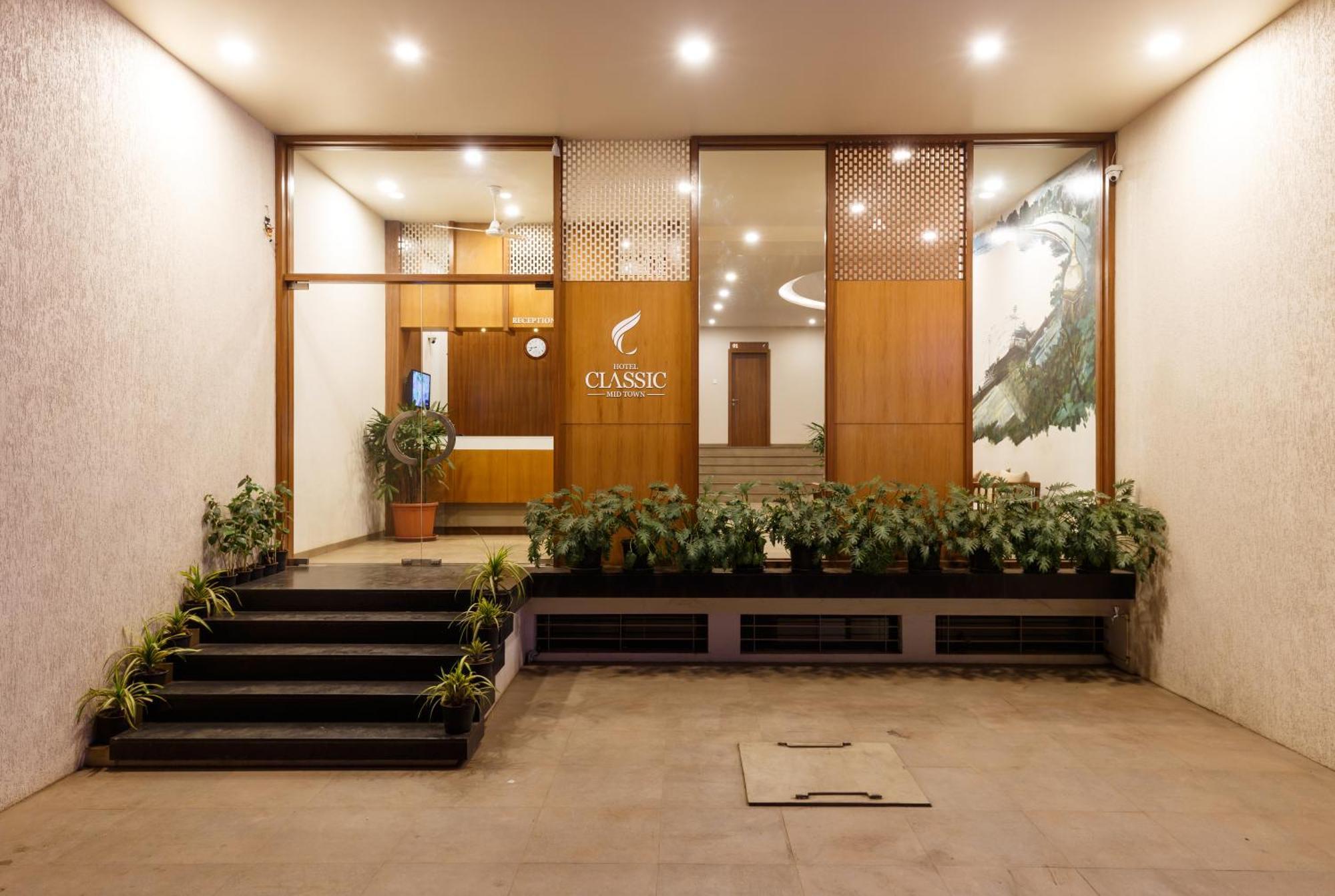 Hotel Classic Mid Town, コールハープル エクステリア 写真