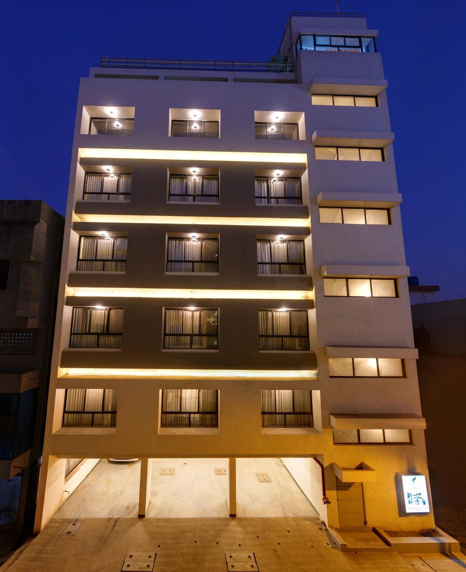 Hotel Classic Mid Town, コールハープル エクステリア 写真