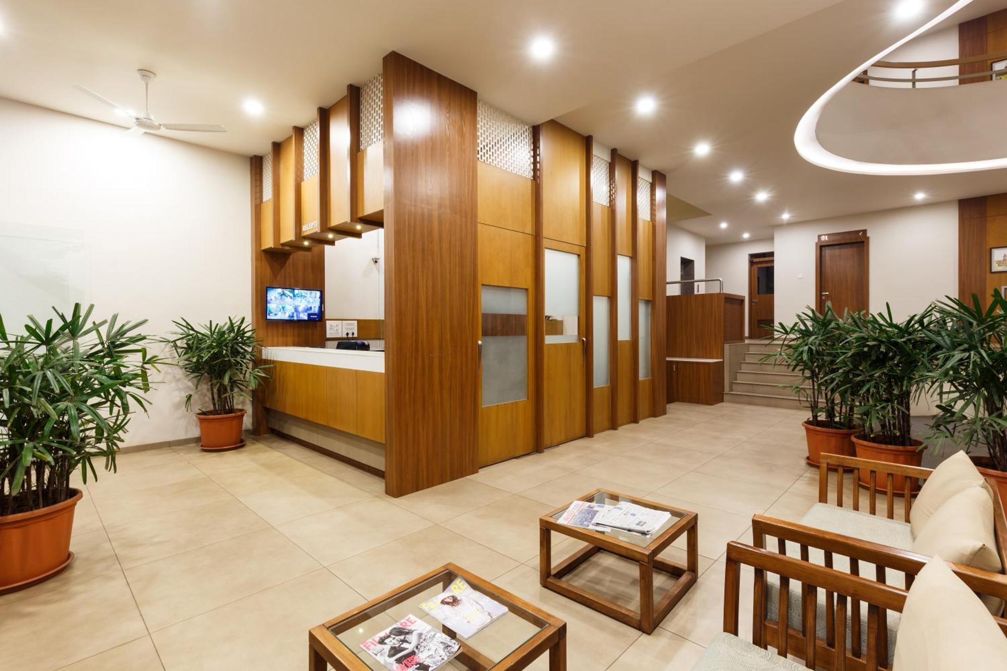 Hotel Classic Mid Town, コールハープル エクステリア 写真