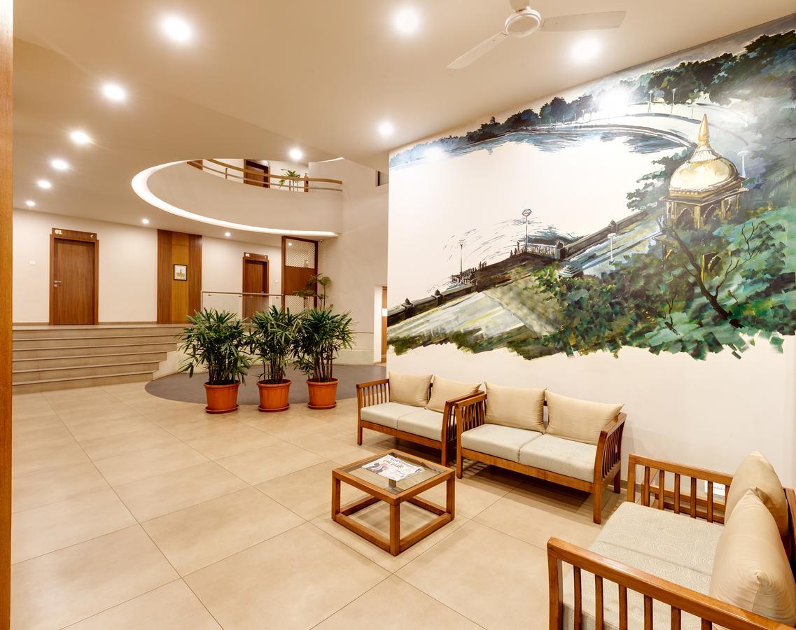 Hotel Classic Mid Town, コールハープル エクステリア 写真